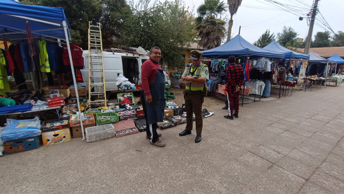 carabprmaipo's tweet photo. #Paine: Carabineros del Retén Huelquen realizan fiscalizaciones en feria libre del sector, aumentado la sensación de seguridad de los vecinos.
#CarabinerosDeTodos. https://t.co/rQLiZ5FEI3