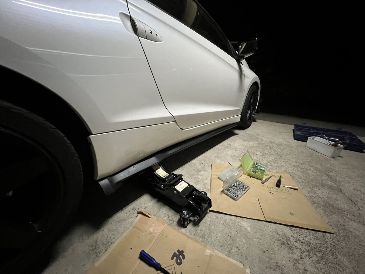 ポルシェ911カレラのサイドスカート脳筋流用計画
祖母宅に転がってたノコギリで魂のカット
→一先ず仮付けまで漕ぎ着けた

ドリル買うのも癪だから同じく転がってたキリとビスで仮固定