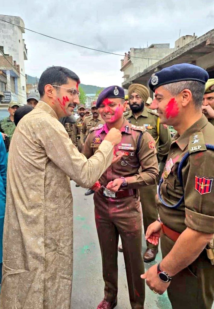 Pooja Shali (@poojashali) on Twitter photo This is such a nice image from Udhampur, J&K.
Truly what Holi is about, merging differences & celebrating goodness of the land.
Good message sent by senior cops, for all. <a href="/bhatray/">Rayees Mohammad Bhat</a> & <a href="/Amod_India/">Amod Nagpure</a> 👍🏻 This is such a nice image from Udhampur, J&K.
Truly what Holi is about, merging differences & celebrating goodness of the land.
Good message sent by senior cops, for all. <a href="/bhatray/">Rayees Mohammad Bhat</a> & <a href="/Amod_India/">Amod Nagpure</a> 👍🏻