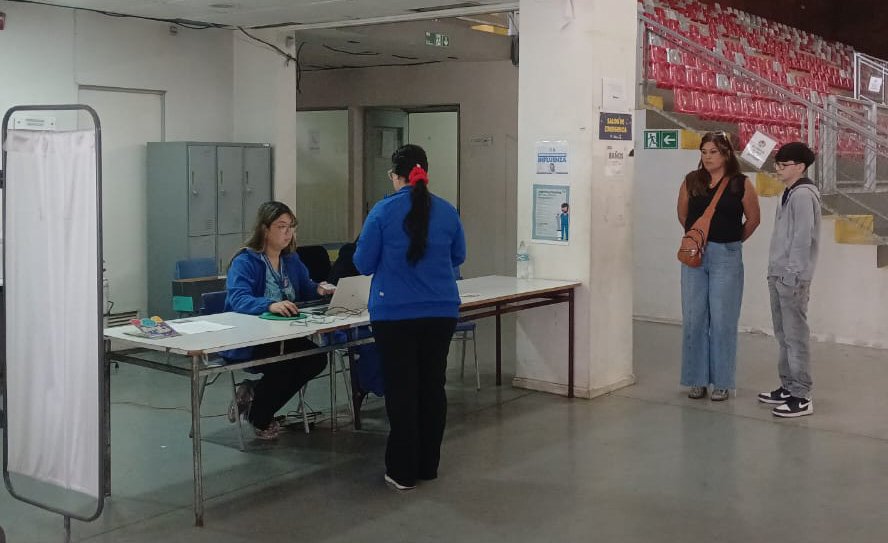dcslosangeles's tweet photo. Hoy sábado estamos con vacunación influenza para los grupos definidos por el Ministerio de Salud en el Polideportivo, de 10:00 a 14:00 horas.

Igualmente, está disponible en el lugar la vacuna Covid-19 y la antineumocócica para los segmentos de la población correspondientes. https://t.co/pfhsQxyWKC
