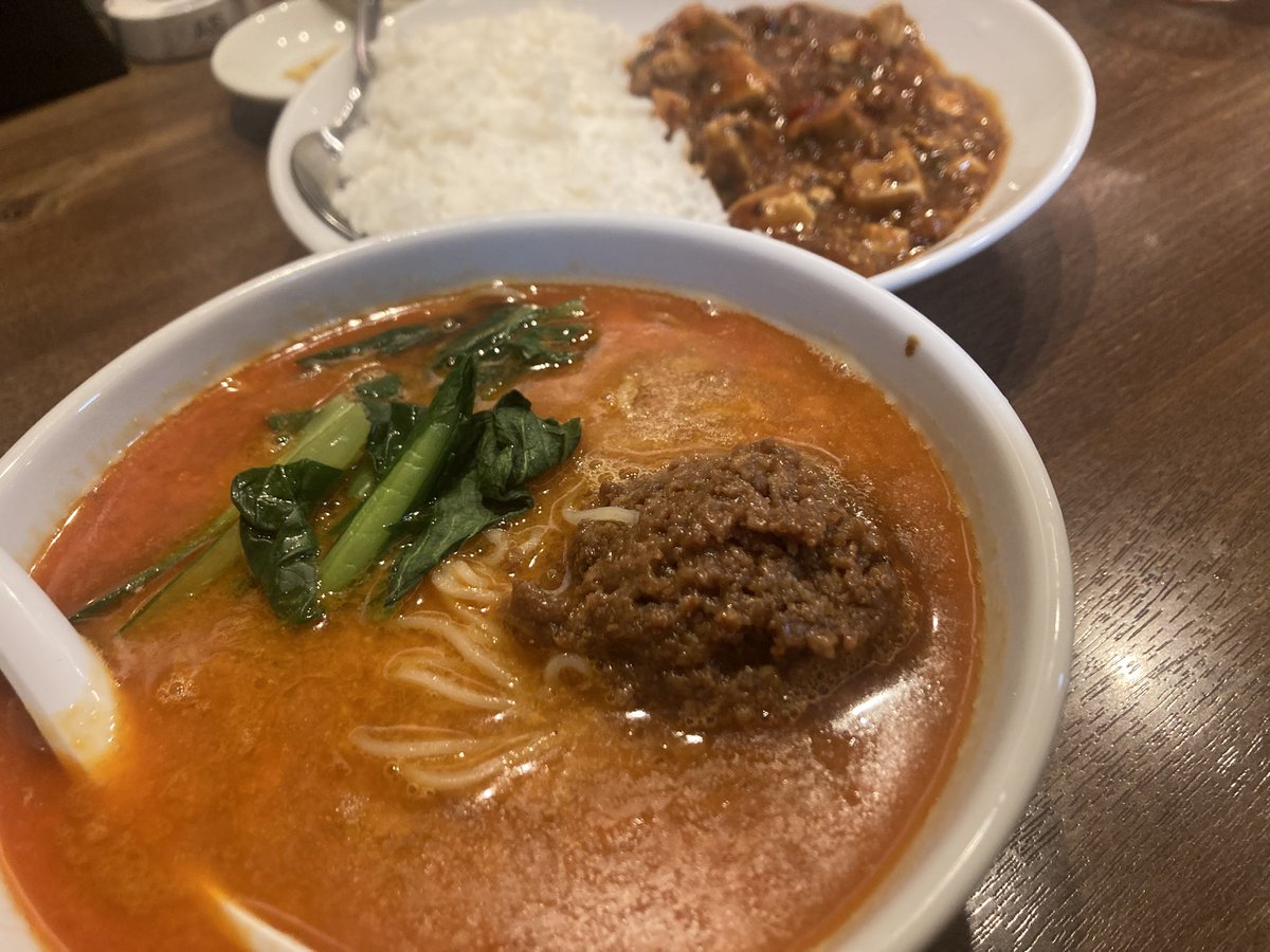 crazybenchan's tweet photo. 昨日は高崎で担々麺。
今日はモモヤでTONTONオムライス。
金土の夜を休んだのは入院した時以来かも。
こんな日があってもいいよね。来週は宴会と弁当ラッシュだぜー♪張り切って行きましょう♪

#ダイニングベン
#モモヤ
#パーラーレストランモモヤ
#オムライス
#陳麻家
#担々麺
#陳麻飯 https://t.co/lQHq126wBl