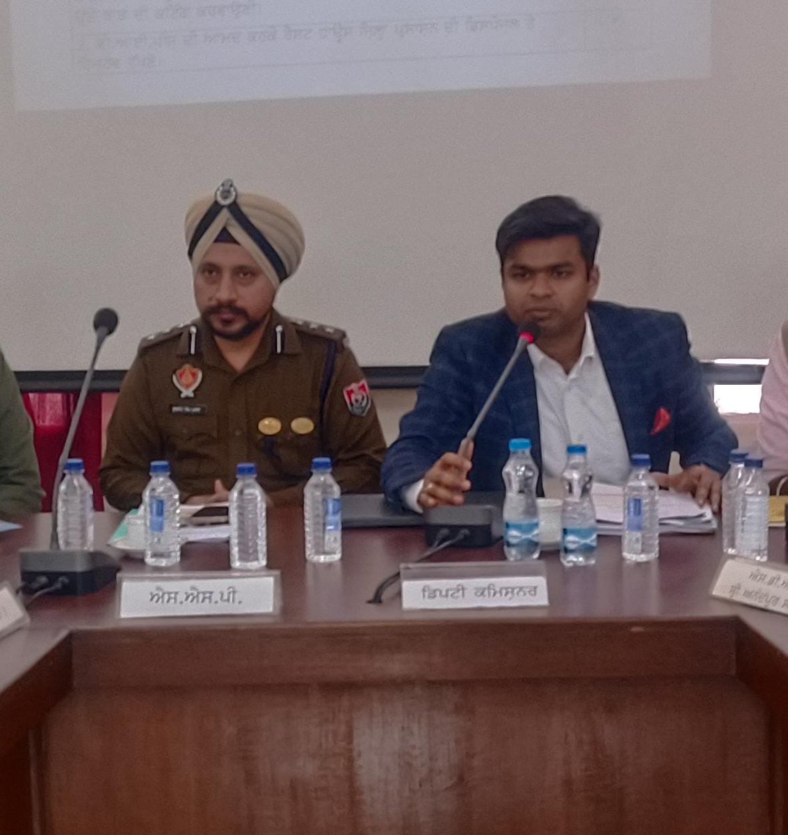 DcRupnagar's tweet photo. DC Himanshu Jain &amp; SSP Gulneet Singh Khurana extended gratitude to all sikh associations, managements, devotees, citizens of #SriAnandpurSahib including officers &amp; employees for their invaluable cooperation in ensuring smooth &amp; peaceful completion of #Hola Mohalla celebrations. https://t.co/hHlFrnWesm