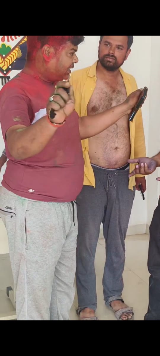 prabhatsingh78's tweet image. चित्रकूट में पुलिस की गुंडागर्दी गणेश विश्वकर्मा , विमल कुमार यादव दारू पी कर लोगो से मारपीट की नयागांव थाना स्टाफ मौन थाने के सामने का वीडियो।
@DGP_MP
@satna_sp 
@IG_Rewa 
@Collector_Satna