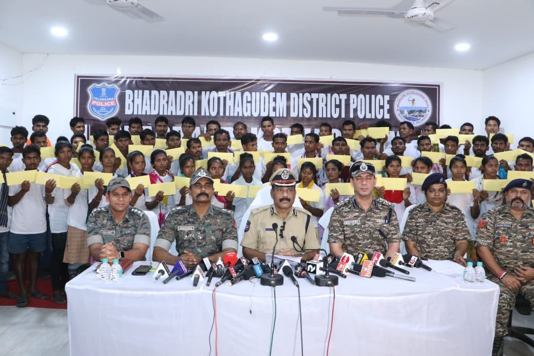 airnewsalerts's tweet photo. #Telangana: 64 members of the banned CPI (Maoist) party have voluntarily surrendered before Inspector General of Police, Multi Zone-I Chandrasekhar Reddy and Bhadradri Kothagudem District Superintendent of police, Rohit Raj. 

With this, the total number of Maoists who have surrendered during the last two months has gone up to 122.