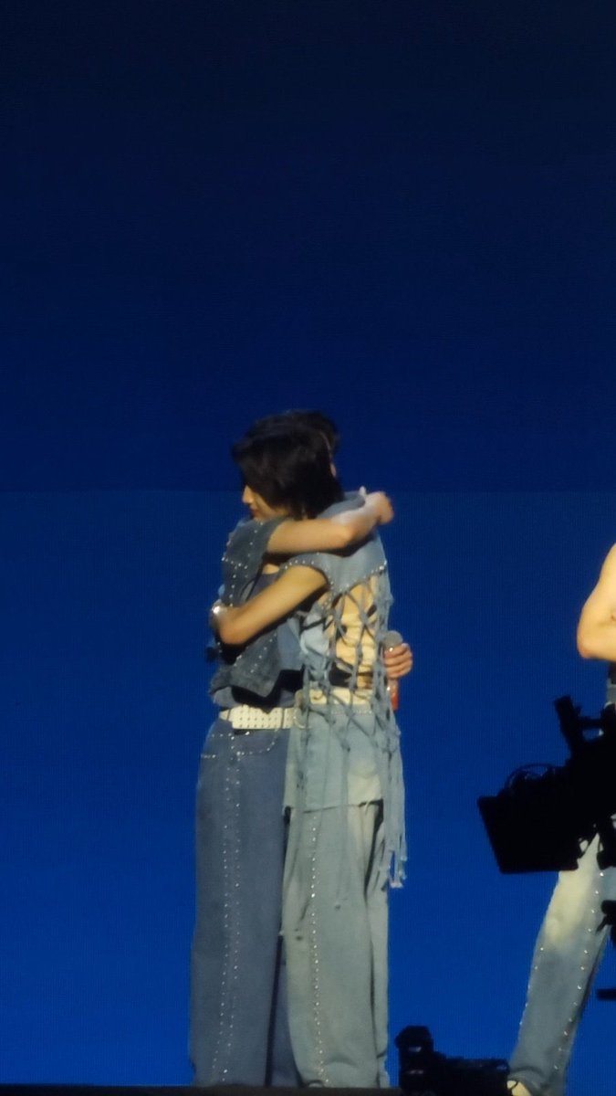 ห้ะไๆๆๆๆ ไทยเน้กกอดกันอีบ้าๆๆๆๆ ไืทยเน้กกอดกันนนนรรนน

#THAIchayanon #NEXnattakit 
#BUS_LIGHTTHEWORLD_D2