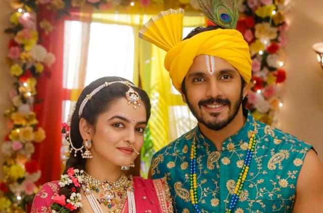 vidushisam's tweet photo. You are making a serial and your lead couple will be 🤩🤩
Like for 👍 #SaRaj
Retweet for 🙌 #SaiChi
#UdneKiAasha #GhumHaiKisikeyPyaarMeiin https://t.co/T4kBoygC5N