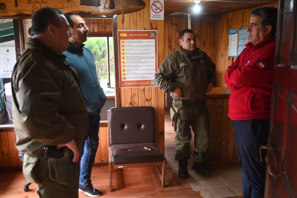GoreLosLagos's tweet image. Temprano visitamos el Retén Los Alerces en #Contao, #Hualaihué. El Gobernador Alejandro Santana destacó la importancia de impulsar la construcción de un nuevo retén en esta puerta de entrada a la Carretera Austral. 89 millones fueron aprobados en 2022 para su diseño. 🚔