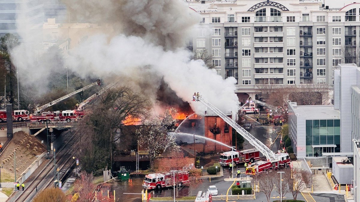 CHARLOTTE, NC (MECKLENBURG) **3RD ALARM** 300 EAST MOREHEAD STREET. FIRE IN A COMMERCIAL BUILDING. DEFENSIVE OPERATIONS. HEAVY STREAMS IN USE. [CFP*700] 10:22:48 | ALERT ID: 32510