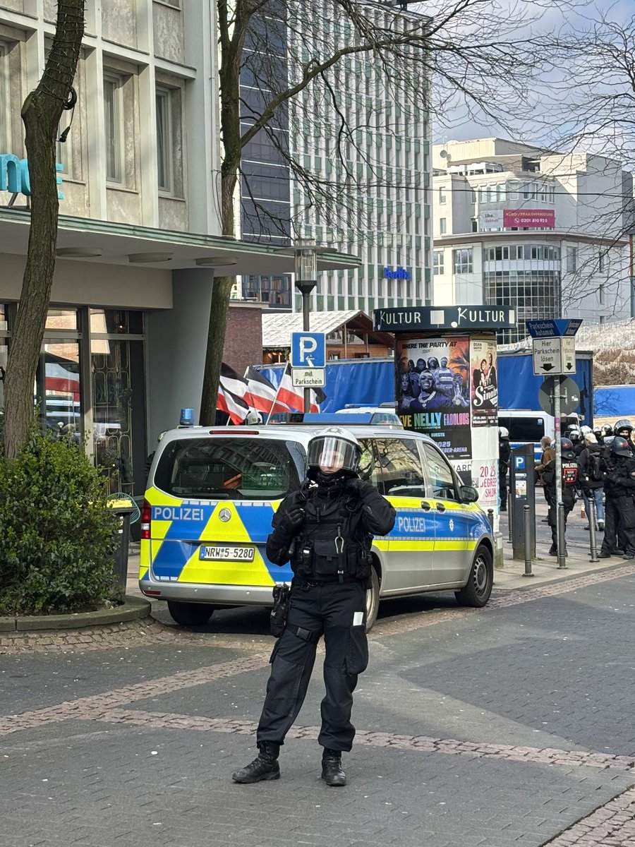 EndeMunster's tweet image. Deutsche Polizisten schützen die Faschisten.
MINDERJÄHRIGE auch seit 2 Stunden im Kessel ohne Wasser, Toilette.
#FCKCOPS #E1503 #FCKNZS