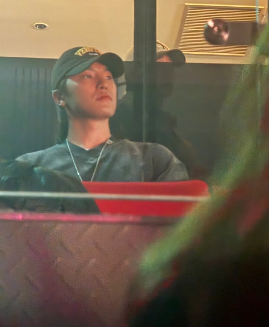 caratstalk's tweet photo. [17s] dino nonton rubby experience nya jennie https://t.co/rePf9VkkKK