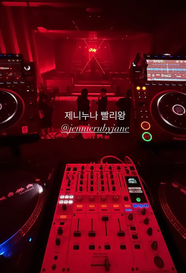 A47537's tweet image. #rubyexperience after party? I want pictures of #JENNIE&apos;s outfit, I want pictures with #ROSÉ, I want pictures of Jennie with #KimJiwon, #Zico, Hoyeon, #NJZ, Irene, Yeri, Hyeri, Mama Kim, Bibi #Meovv
RUBY IS HOME
#JENNIESOLOINSEOUL #제니_첫단독콘서트_루비 #RUBY #OA #RUBYAFTERPARTY