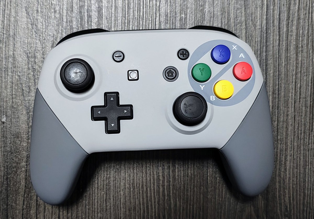 ryuzenneko2's tweet photo. Switchプロコンをスーファミ風にカスタムしましたー
Switchでレトロゲーム遊ぶ時に雰囲気出そうでむっちゃお気に入りです🥰

#NintendoSwitch 
#レトロゲーム https://t.co/ehW7N8PNc3