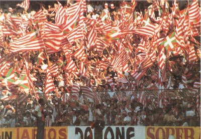 Ahora q se habla del colorido que dieron las banderas en el partido de la Roma, me gustaría contar una cosilla. Va hilo. 

Esa petición de banderas fue de  ICHH hace unos pocos años, para recordar al SM el de los 80. El Club puso pegas, por seguridad y se escudo en la Ertzaintza