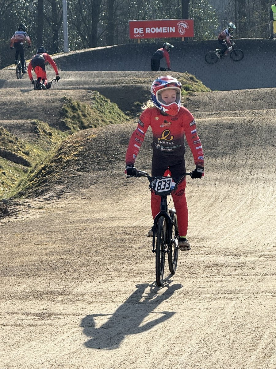 prsmiley69's tweet photo. Wow… 1e BMX wedstrijd van het seizoen. Manches 1-2-1. In de A finale snel weg, maar in botsing met twee tegenstanders. Vanaf een 6e plek verder, in bocht 2 onderdoor en naar een 2e plaats! 🥈 #jipsmit #833 https://t.co/wpiLAE3hKi