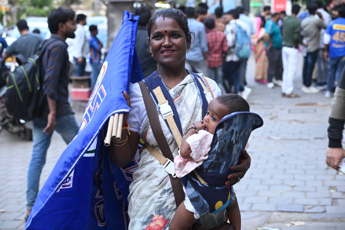 Hawkers selling shirts have a tough life. Meet Sangeeta Thakur. 

<a href="/ghosh_annesha/">Annesha Ghosh</a> introduced me to Meera didi (whose story you can read here: bit.ly/3IrZEhi) in Delhi who is also here in the city. 

Cops don't let them walk around the venue and they often have to scurry