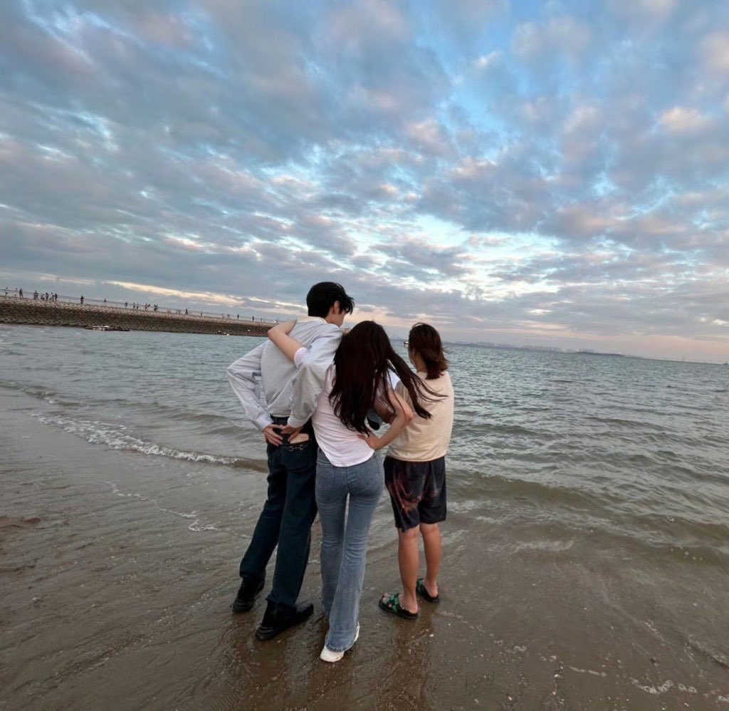 날씨 살짝 풀리니까 바로 여름의 대명사를 생각이 났네 좀 일찍이지만…☁️🌊