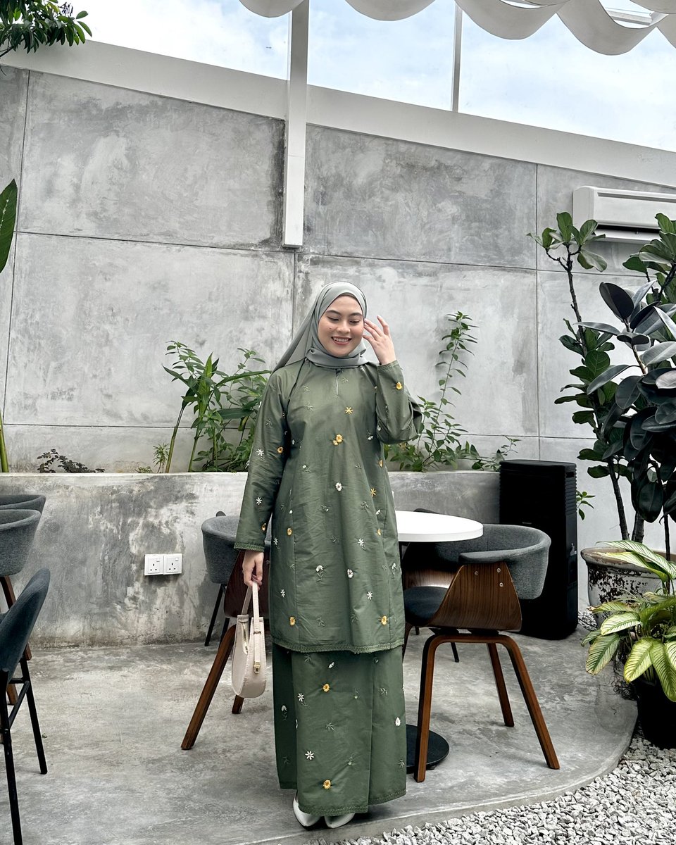 Tak lapuk dek hujan, tak lekang dek panas. Baju raya potongan klasik macam Soraya Klasik Kurung ni akan sentiasa mendapat tempat di hati para wanita kan 🥰?