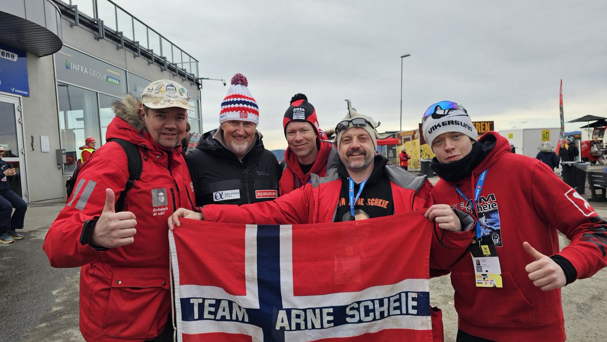 TeamArneScheie's tweet photo. Team Arne Scheie støtter lange hopp og kommentator med stil. #nrk #nrksport #tv2sport #RawAir #vikersund #tv2 #viasatsport #viaplay #teamarnescheie #skiflying https://t.co/J9kyMLAdUL