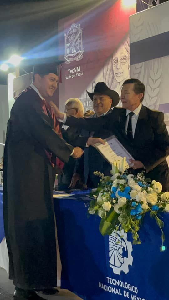 Este es día muy especial, un día que como padre llevo en el corazón con un orgullo y gran emoción. Quiero agradecer a Dios y a la vida por permitirme estar aquí, celebrando este gran logro de mi hijo Raulito, quien hoy se gradúa como Ingeniero.