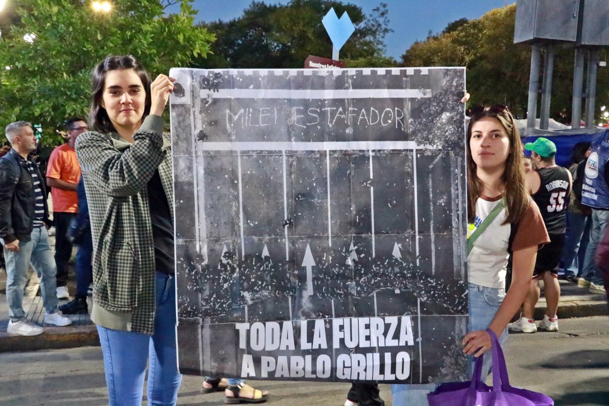 Cuando los fotografxs dialogan con la realidad y se funden con las movilizaciones. Dos manifestantes sostienen una foto de <a href="/BagliettoMatias/">Matías Baglietto</a> en la convocatoria x Pablo Grillo en Remedios de Escalada (Foto de Romi Vermelha)