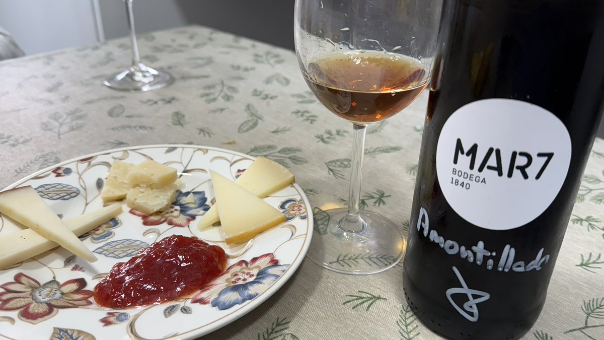 LDuraRealidad's tweet photo. De postre un muy buen amontillado de #Mar7 y el tokaji de @TVegaSicilia para la jefa 🫡 que lo adora https://t.co/yujioZBPLb