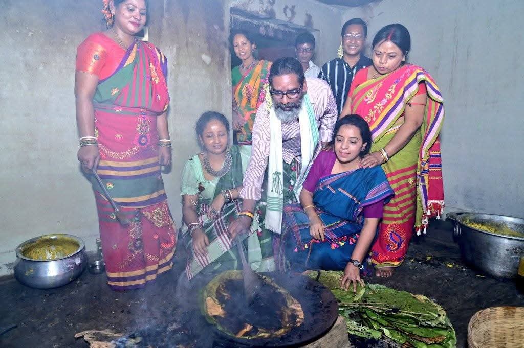 अपने गांव नेमरा के  पैतृक निवास पर आयोजित 'बाहा पर्व' कार्यक्रम में सम्मिलित हुए मुख्यमंत्री हेमन्त सोरेन एवं विधायक कल्पना सोरेन। <a href="/HemantSorenJMM/">Hemant Soren</a>