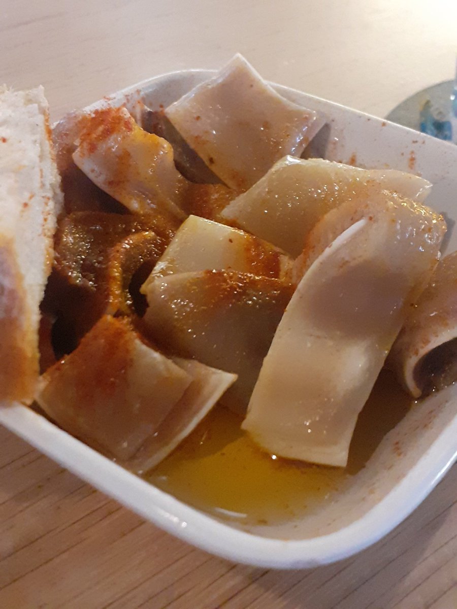 E como non todo vai ser camiñar, respirar e gozar da poesía...unha cervexiña e un pinchiño de orella da "Marina" para repoñer forzas.👂
#Cee #pintxos #orella #marzo