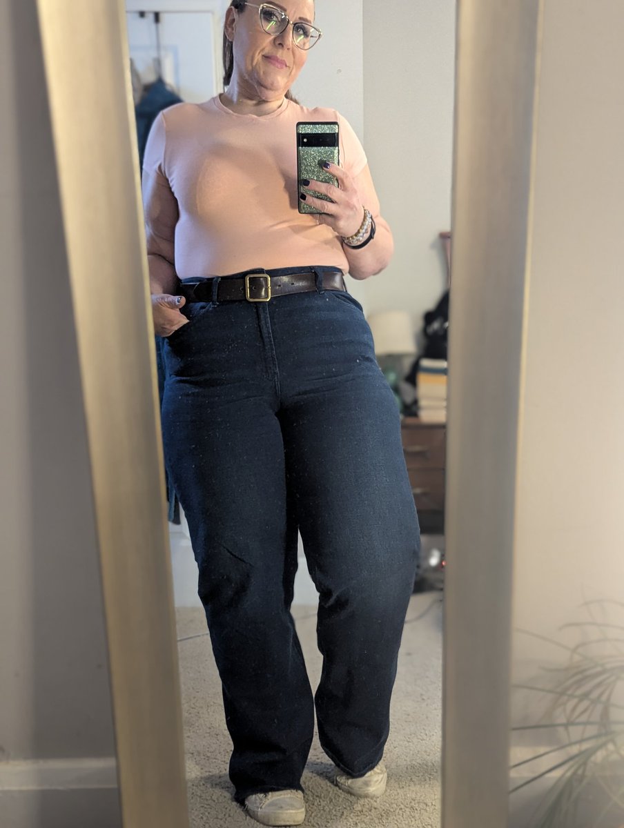 Sjarseneault1's tweet photo. #ootd #workootd #highrisejeans #highwaistedjeans #widelegjeans #fittedtee #coraltee #whitesneakers #suedejacket https://t.co/B4FkKMdCoC