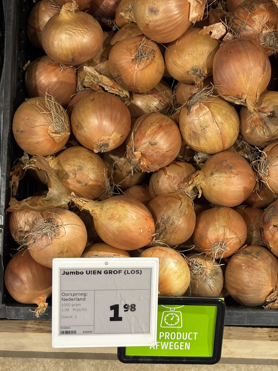 Dit is wel een droevig dieptepunt <a href="/JumboSupermarkt/">Jumbo Supermarkten</a> 2 euro voor 1 ui, en die boer mag blij zijn met 12cent de kilo #inflatie #supermarkt #schande