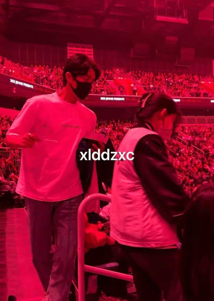 blackpinkbabo's tweet photo. NAM JOOHYUK AT JENNIE’S CONCERT! https://t.co/OwOqS45g0Q