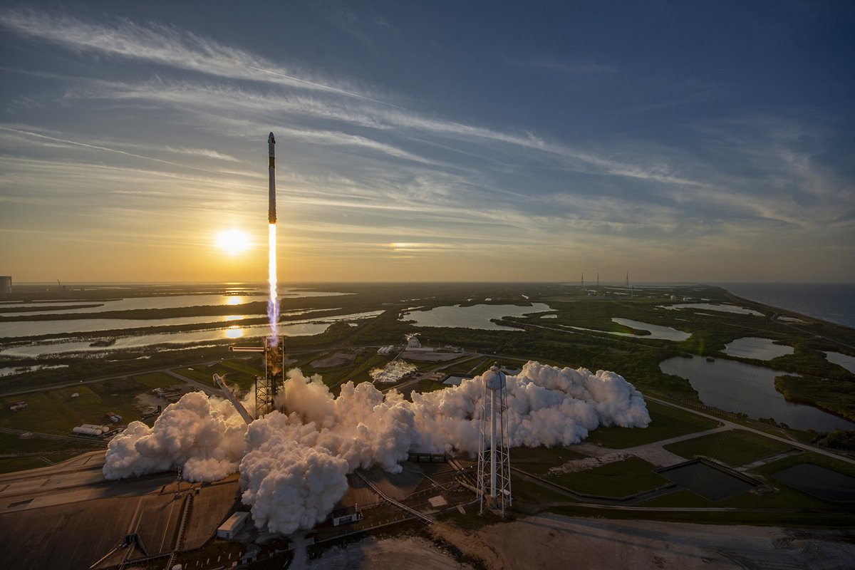 LaunchPhoto's tweet photo. The spectacular sunset launch of Crew-10 https://t.co/71kYZipZJd