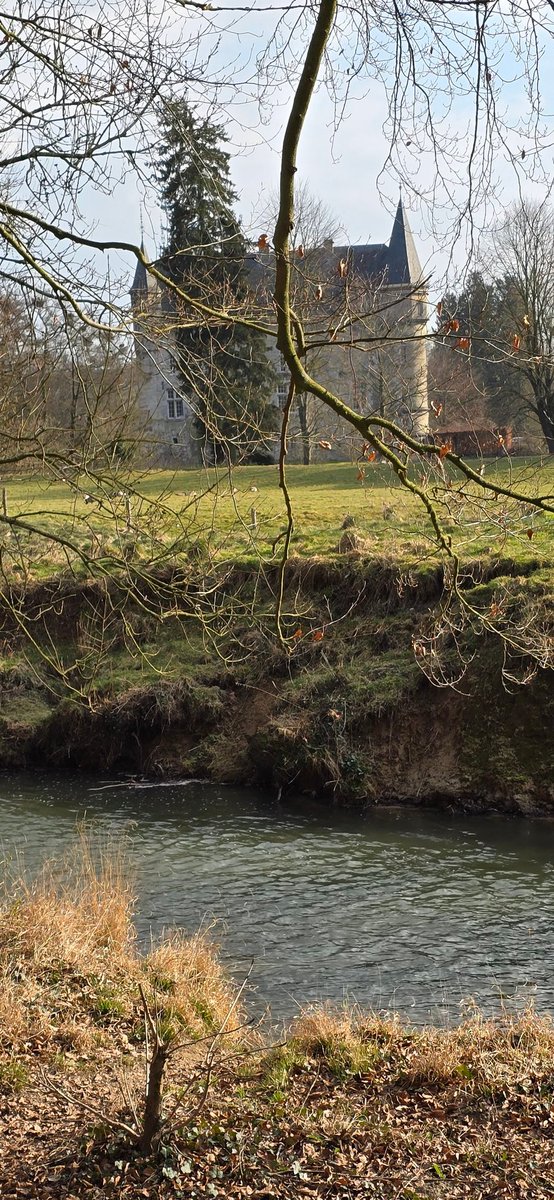 Martin1960's tweet photo. De bekende trits langs de #Geul: kasteel Oost, kasteel Schaloen en kasteel Genhoes - met tussendoor De Drie Beeldjes 😎🚴♂️🌞 #Valkenburg https://t.co/kzuurYGcZ9