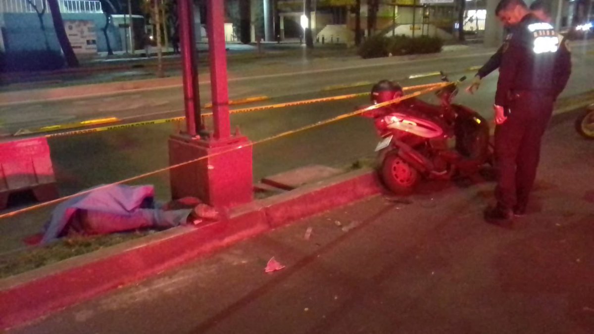 HalconOnce's tweet photo. #Biker termina estrellándose contra un poste de alumbrado público tras perder el control de la moto  y sin vida. 

Los hechos esta madrugada en el Eje 3 oriente casi al cruce con #LorenzoBouturini en la #JardinBalbuena en @A_VCarranza. 

No portaba casco de seguridad. 🤦🏼‍♂️ https://t.co/SZZiTcpZaE