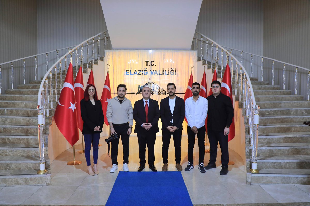 osmangurses23's tweet photo. Her Ay Aktüel Dergimiz için Sayın Valimiz Numan Hatipoğlu ile yaklaşık 2 saati bulan fotoğraf çekimi gerçekleştirdik. Sayın Valimize bizlere gösterdiği ilgi ve samimi alakalarından ötürü teşekkürlerimizi sunarız. @numanhatipoglu @elazig_valiligi https://t.co/JHFjGA49jI