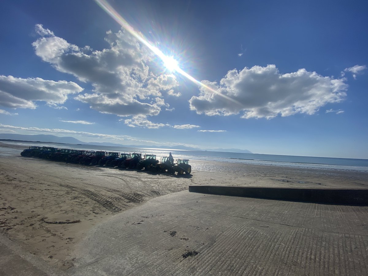 IrelandAlerts's tweet photo. ☀️ A fabulous day at Ballyheigue for the tractor run 🚜
#ireland #stpatricksweeked #kerry #sun https://t.co/qzuq4sZVFY