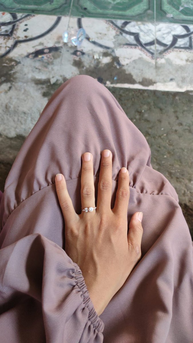 viviaskl's tweet photo. Cicin manis yang singgah sebentar dijari manis ku🥲.
Semoga nanti kalau takdir kita kembali, cincin itu akan ada dan selamanya melekat di jarimanis ku❤️ https://t.co/z7OkkVvHcY