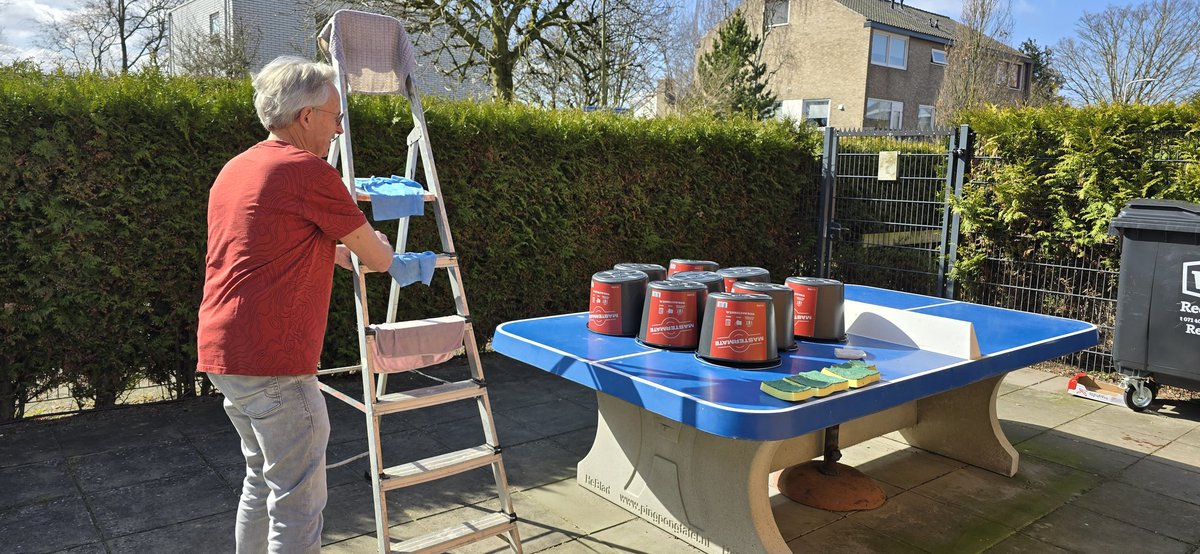 corinehoek's tweet photo. Dat was weer een mooie 2e @nldoet dag bij @debrughelpt. Grote schoonmaak in het Inloophuis.  Dank aan de vrijwilligers van het koor Voice of Joy, @ChristenUnieKW en omwonenden voor jullie inzet.  Echt fantastisch https://t.co/UyORweuv5l