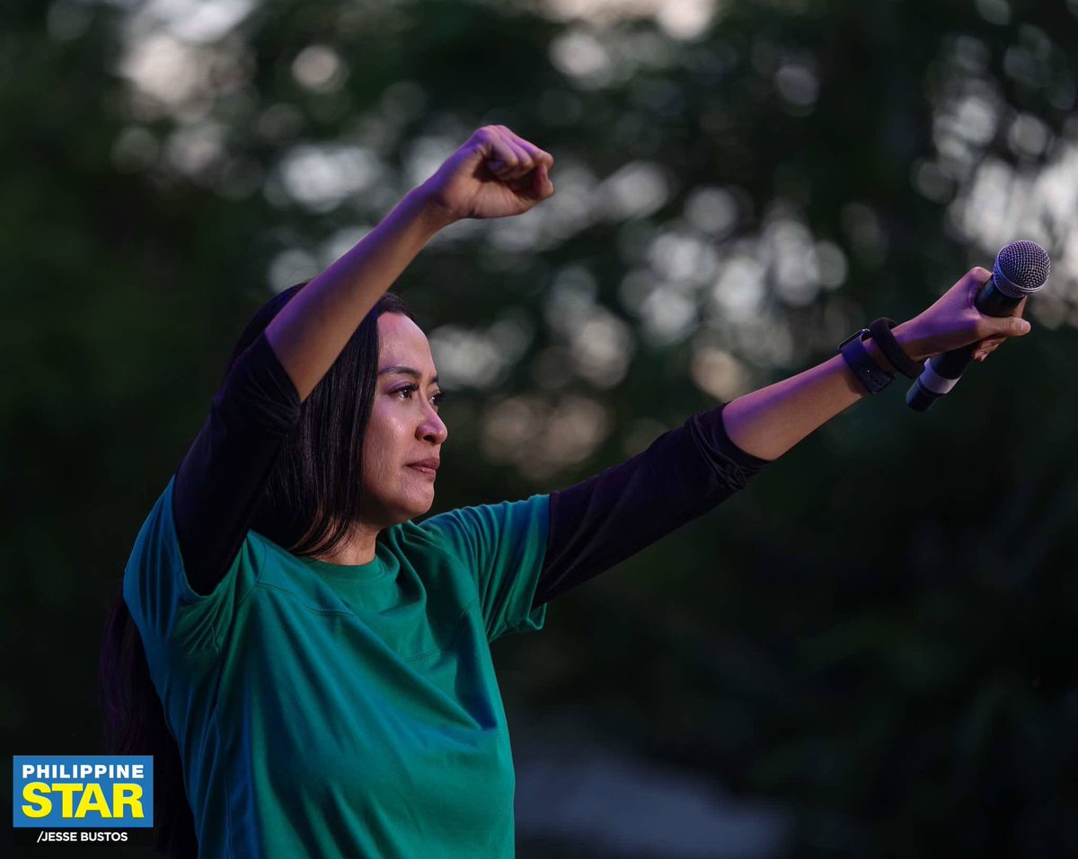 jesusfalcis's tweet image. Banal na aso, santong kabayo
Natatawa ako, hi-hi-hi-hi

Banal na aso, santong kabayo
Naiiyak ako, hu-hu-hu-hu

DDS tears make me cry too... cry tears of joy. Sarap! 😋

#TearsOfJoy
#MochaUson
#PhillipSalvador
