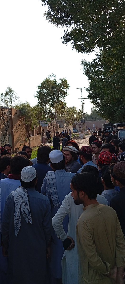 تحریک انصاف کی صوبائی حکومت کی سہولت کاری نہ ہوتی تو آج پشتون جرگے کے ممبران سے یہ تضحیک آمیز سلوک کھبی نہ ہوتا۔ معصوم جذباتی کارکنوں کو اسلام آباد لے جا کر وہاں ان سے عمران خان کو تو رہا کروانا چاہتے ہو جو کسی کیس میں بند تو ہے لیکن نصیر کوکی خیل کے اوپر اب کوئی کیس نہیں ہے 1/2