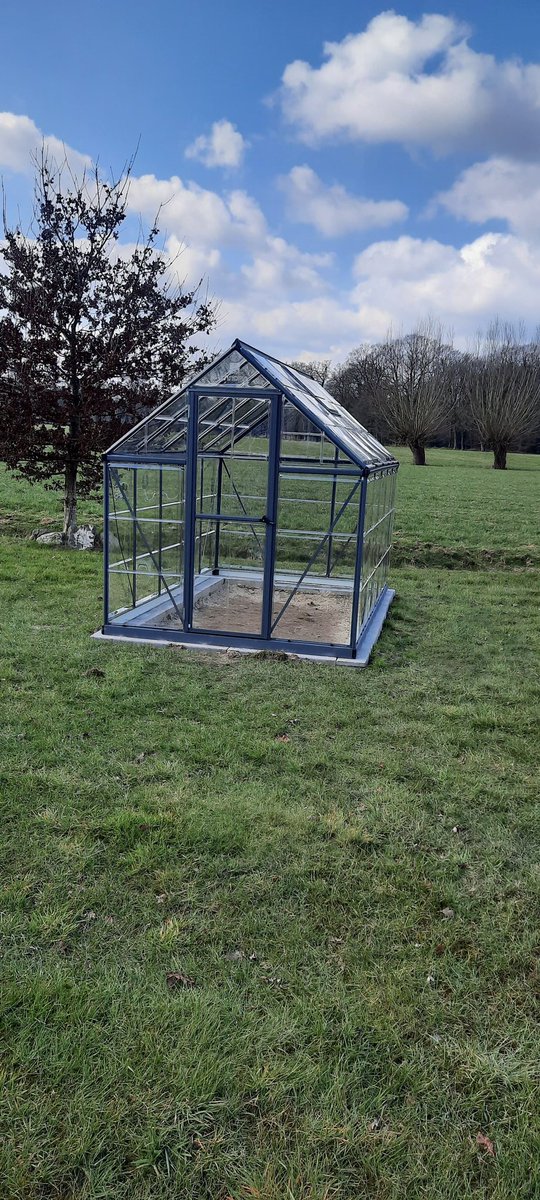 De tuinkas staat! Halve dag werk volgens brochure, nou dat was toch wel echt langer.
Nu nog de afwerking op de vloer en dan kunnen de eerste plantjes erin.
#tuin #tuinieren #platteland