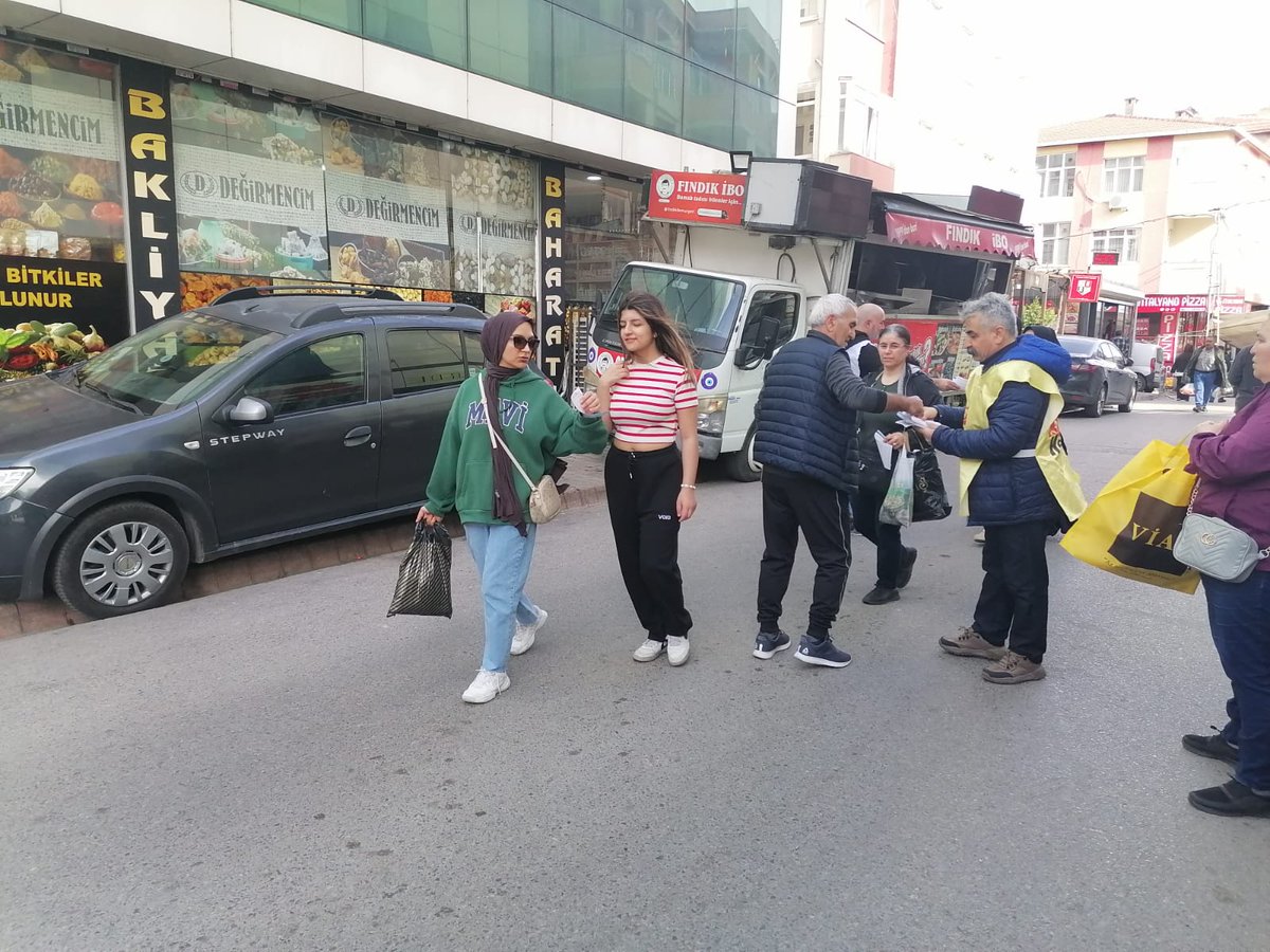 isciemekci_'s tweet photo. 📌 Sarıgazi Metro çıkışı, Cumartesi pazarı ve Mahalle aralarındaki kahveleri gezerek, işçi ve emekçilere bildirilerin dağıtımını gerçekleştirdik.

Baskı ve köleliğe boyun eğme!
Örgütlen, emeğine ve geleceğine sahip çık! https://t.co/wowPWJM1z4