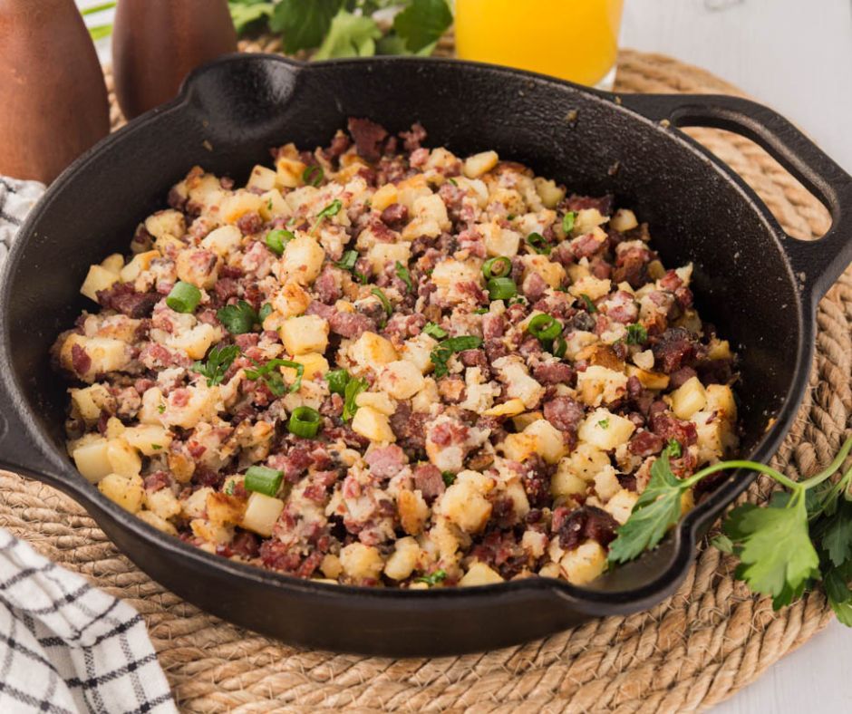 ☘️ Got leftover corned beef from St. Paddy’s Day? Don’t let it go to waste! Whip up this crispy, golden Corned Beef Hash for an easy, comforting breakfast. 🥔🥩 Just one skillet and a few simple ingredients!
📌 Get the recipe: soulfullymade.com/corned-beef-ha…