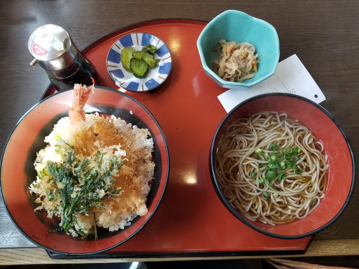 先日のお昼は神保町にある、へぎ蕎麦のお店｢こんごう庵｣へ。

店内には新潟のお酒もたくさん置いてあり良い雰囲気のお店です。
この日は天丼セットにしました。
美味しかったです。
