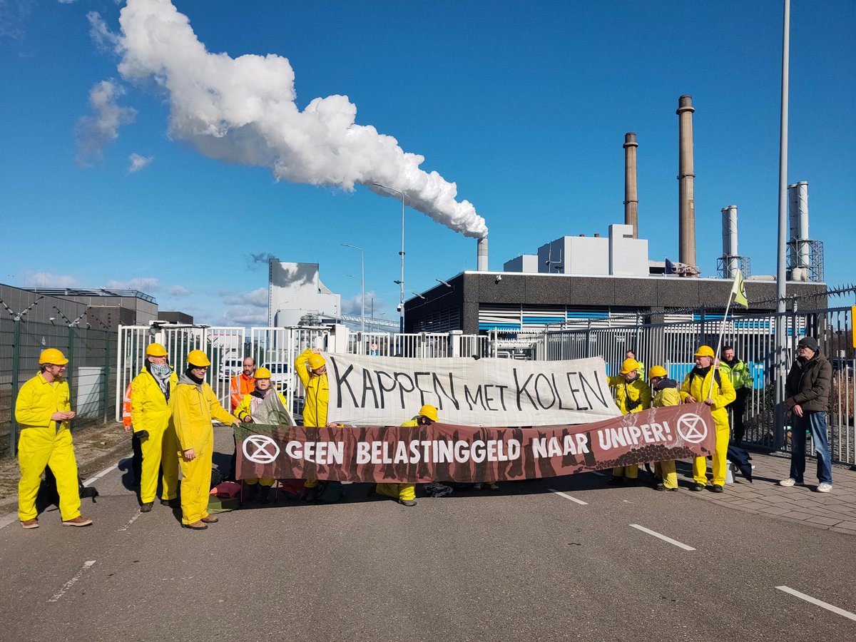 XRambtenaren's tweet photo. 🔥 Op 14 maart voerden #KappenMetKolen & @NLRebellion actie bij de @uniper_energy kolen- en #biomassacentrale op de Maasvlakte die verantwoordelijk is voor gigantische dodelijke CO₂-uitstoot terwijl ze subsidie krijgen 😡 Dit moet stoppen!
#OperatieStorm
#StopFossieleSubsidies https://t.co/qP09QiPVB6