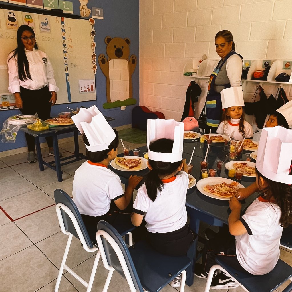 GutenbergKinder's tweet photo. COCINA|Preparar alimentos desde temprana edad, fomenta autonomía, habilidades motoras y creatividad. También desarrolla la curiosidad y el interés por la cocina. ¡Cocinando juntos sonrisas, aprendizajes, bellos momentos y recuerdos con nuestros peques! #SembramosElFuturo https://t.co/4BsoRVkpqw