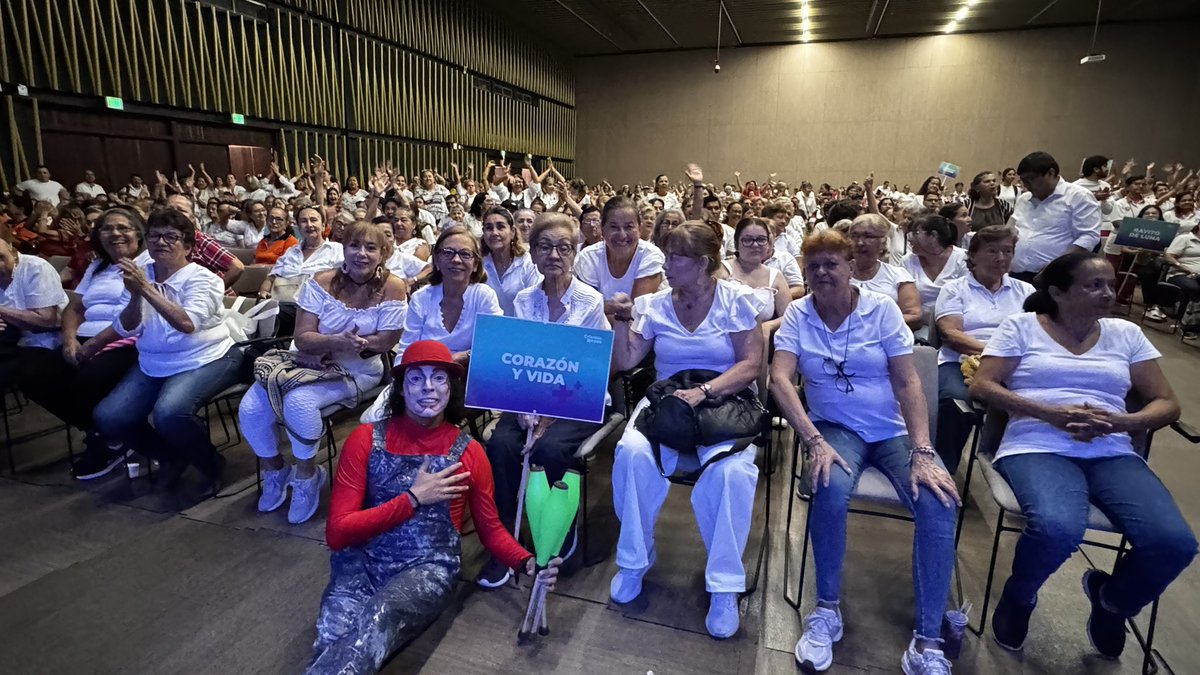 NEOMUNDOBGA's tweet image. #AnfitrionesDeLaAdultaMayor

#Neomundo está lleno de experiencias y el amor de las mujeres lindas que conforman grupos de adulto mayor organizados de #Bucaramanga 😄 Es un placer recibirlas este sábado, más de 3000 mujeres recibiendo este homenaje en su mes 🌸😍👵🏼