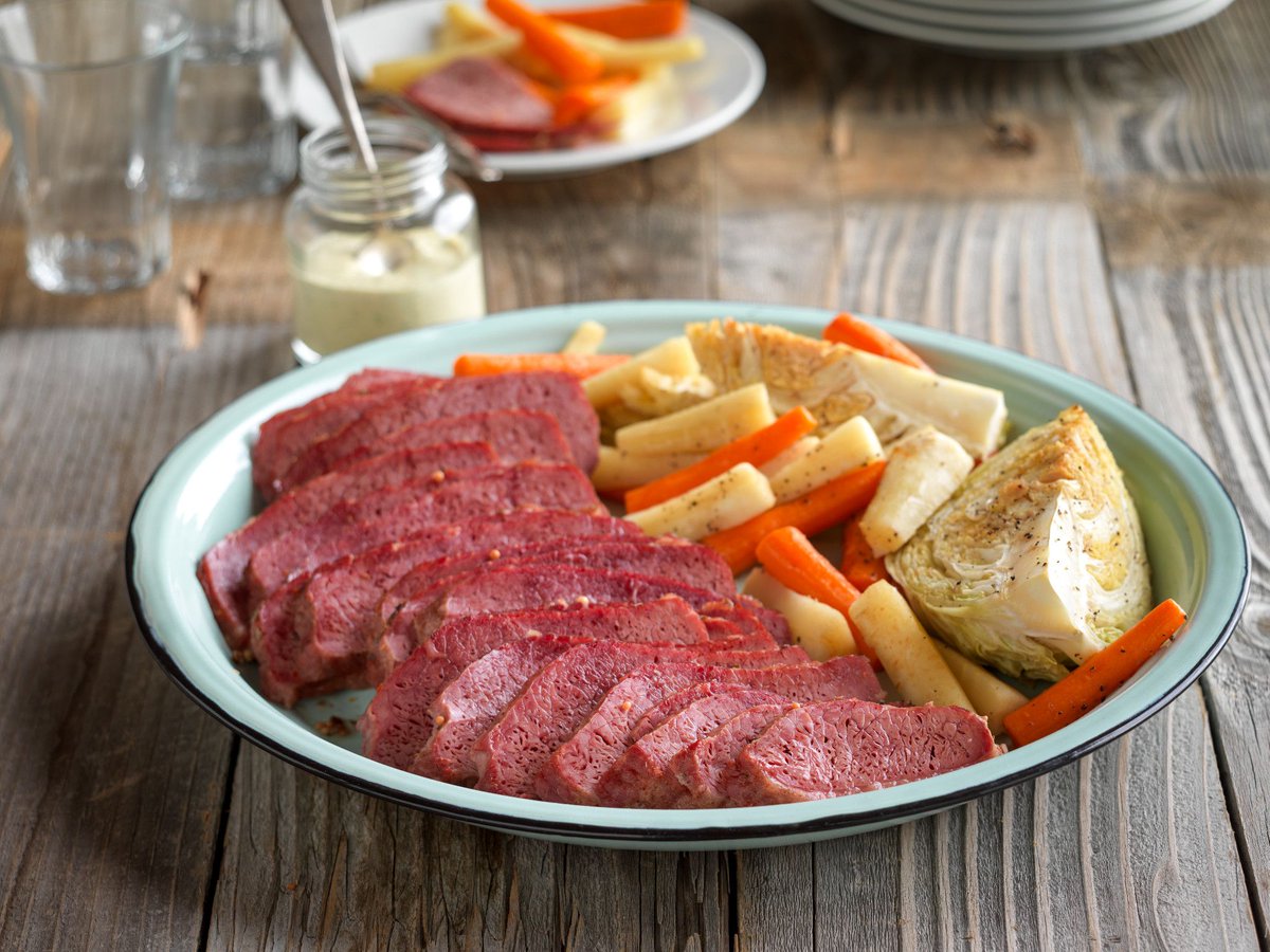 ☘️Get ready for St. Patrick’s Day with this delicious Corned Beef Brisket and Roasted Vegetables! Perfectly paired with a zesty lemon-mustard sauce, it’s a festive feast you won’t want to miss. Check out the recipe!  beefitswhatsfordinner.com/recipes/recipe…