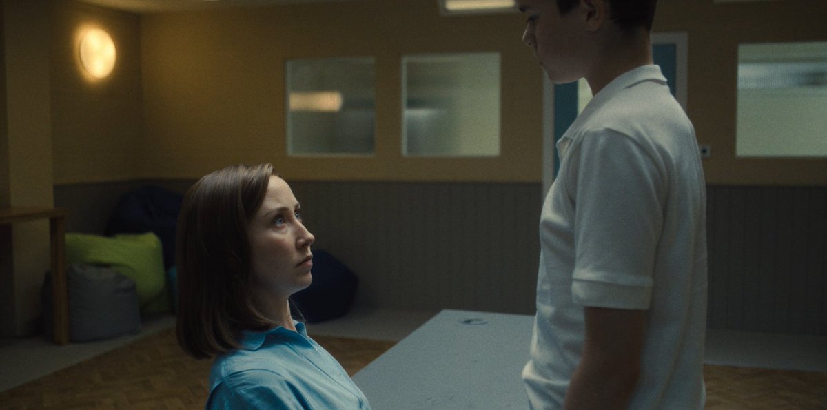 TaniaPenasalv's tweet photo. Qué absoluta barbaridad el 1x03 de #Adolescence. Las actuaciones de Owen Cooper y Erin Doherty son top tier del año. Las miradas, los silencios, el estrés en los ojos de ella, la furia en los de él... De locos. DE LOCOS. Uno de los capítulos más brillantes del 2025. https://t.co/PPPbFjwRNq