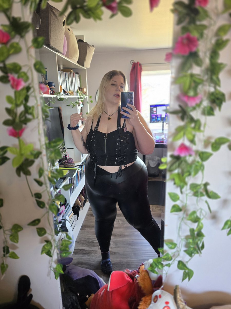 LadyNael's tweet photo. Tell me how much you missed mommy in cash 💸 💋 https://t.co/Wlpeup9XQ2