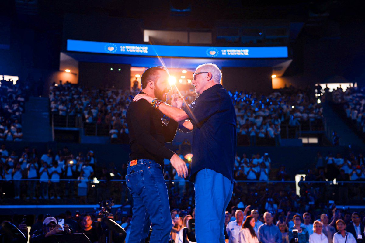 “Los Gobiernos usualmente dan 10, 20, 50, 100 o 200 becas y se quedan hasta allí. Nosotros reformamos las Becas Fantel y lo convertimos en Becas Roque Dalton y hemos dado mil becas. Después Alejandro Gutman me dijo que íbamos a becar a 15,000 jóvenes. Este proyecto es muy